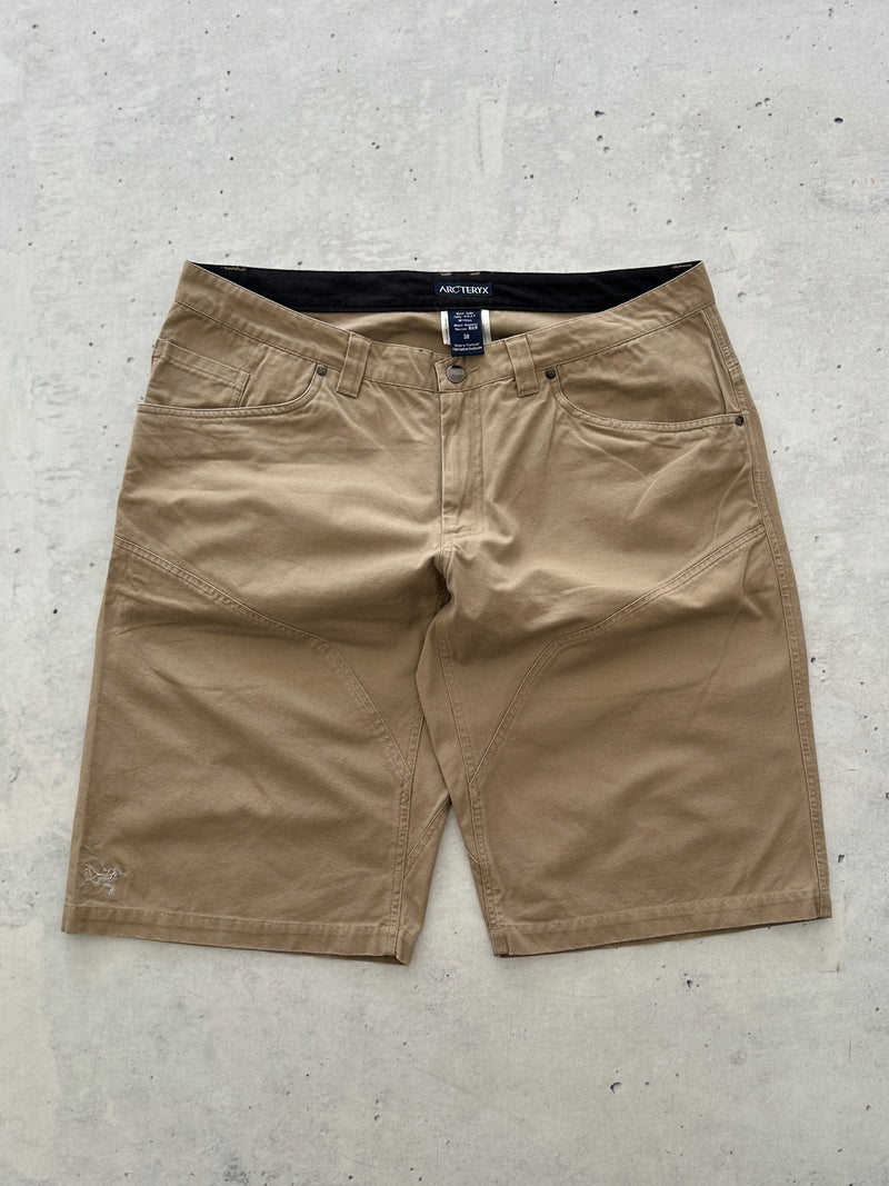 Arc'teryx embroidered logo Canvas utility Shorts (W38)