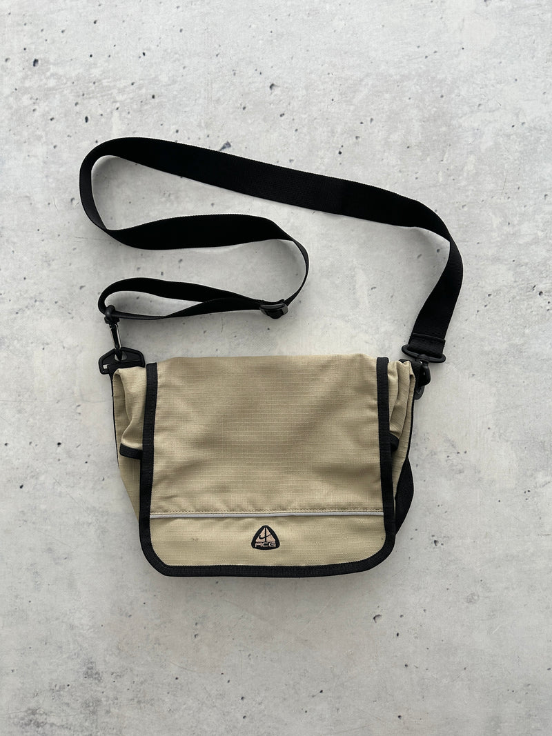 Nike ACG 2 Way convertible Messenger / Crossbody Bag (One Size)