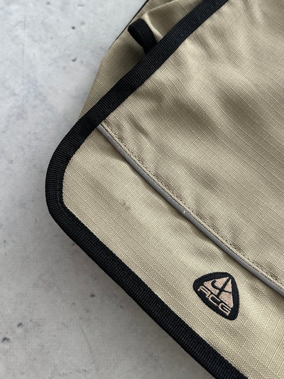 Nike ACG 2 Way convertible Messenger / Crossbody Bag (One Size)