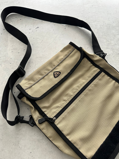 Nike ACG 2 Way convertible Messenger / Crossbody Bag (One Size)