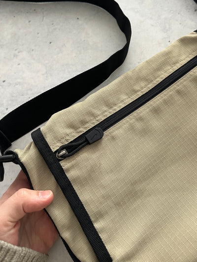 Nike ACG 2 Way convertible Messenger / Crossbody Bag (One Size)